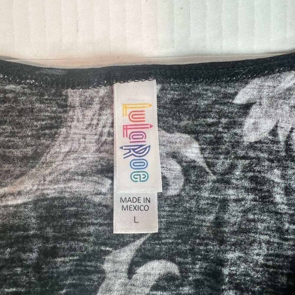 Women’s LuLaRoe tee size large - Picture 2 of 2